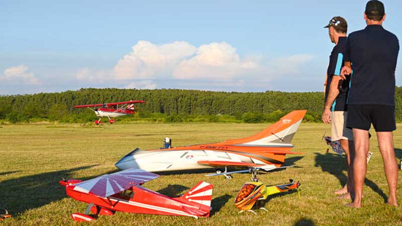 Pista y aviones en vuela termas